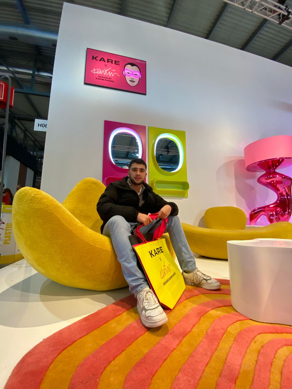 Estudiante tadeísta en una feria de diseño en España