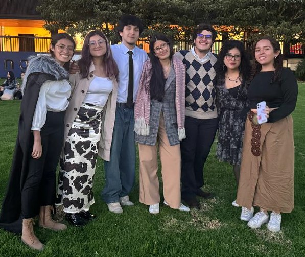 De izquierda a derecha: Dangelyn Cifuentes, Ana Peña, Juan Manuel Roballo, Angela Barón, Santiago Ramos, Yara Suret y Sofía Quinche. De izquierda a derecha: Dangelyn Cifuentes, Ana Peña, Juan Manuel Roballo, Angela Barón, Santiago Ramos, Yara Suret y Sofía Quinche.