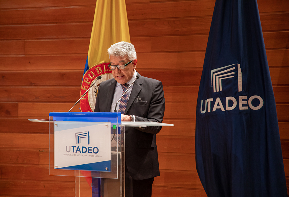 Carlos Sánchez Gaitán, Rector de la Universidad se dirigió a los graduandos con unas emotivas palabras. 
