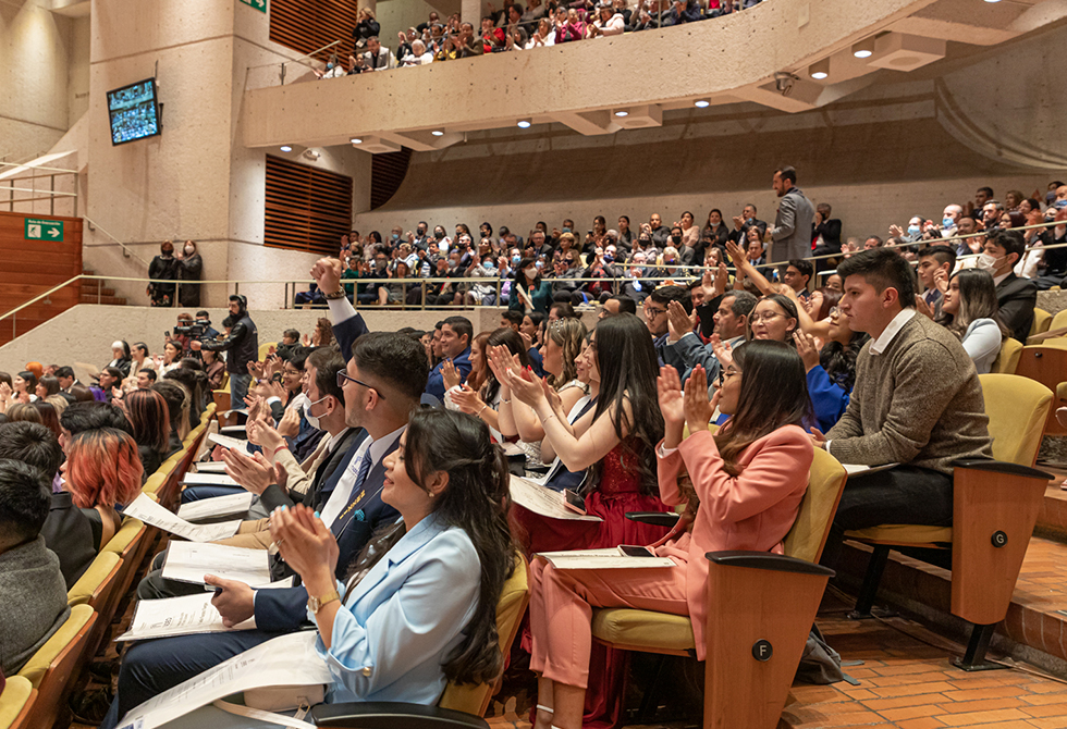 Familiares y amigos acompañaron a los graduandos. 