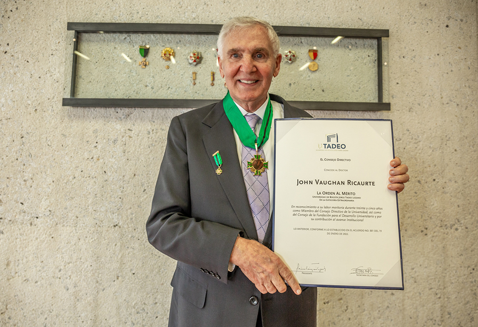 El consejero John Vaughan Ricaurte fue condecorado con la Orden al Mérito de la Universidad Jorge Tadeo Lozano por sus servicios y aportes a la institución.