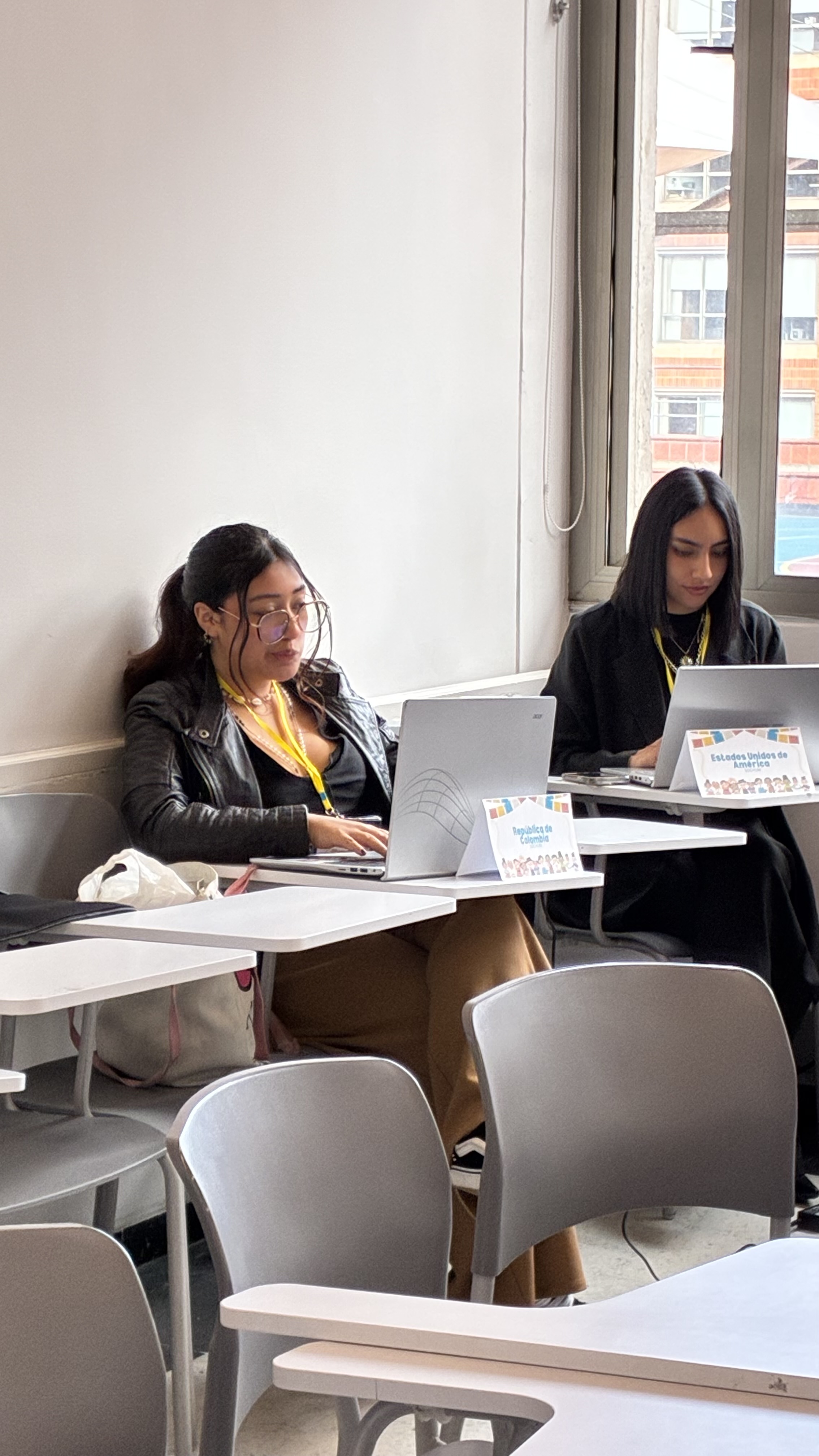 Foto 3. Ana Sofia y Alejandra como Colombia y EE.UU.