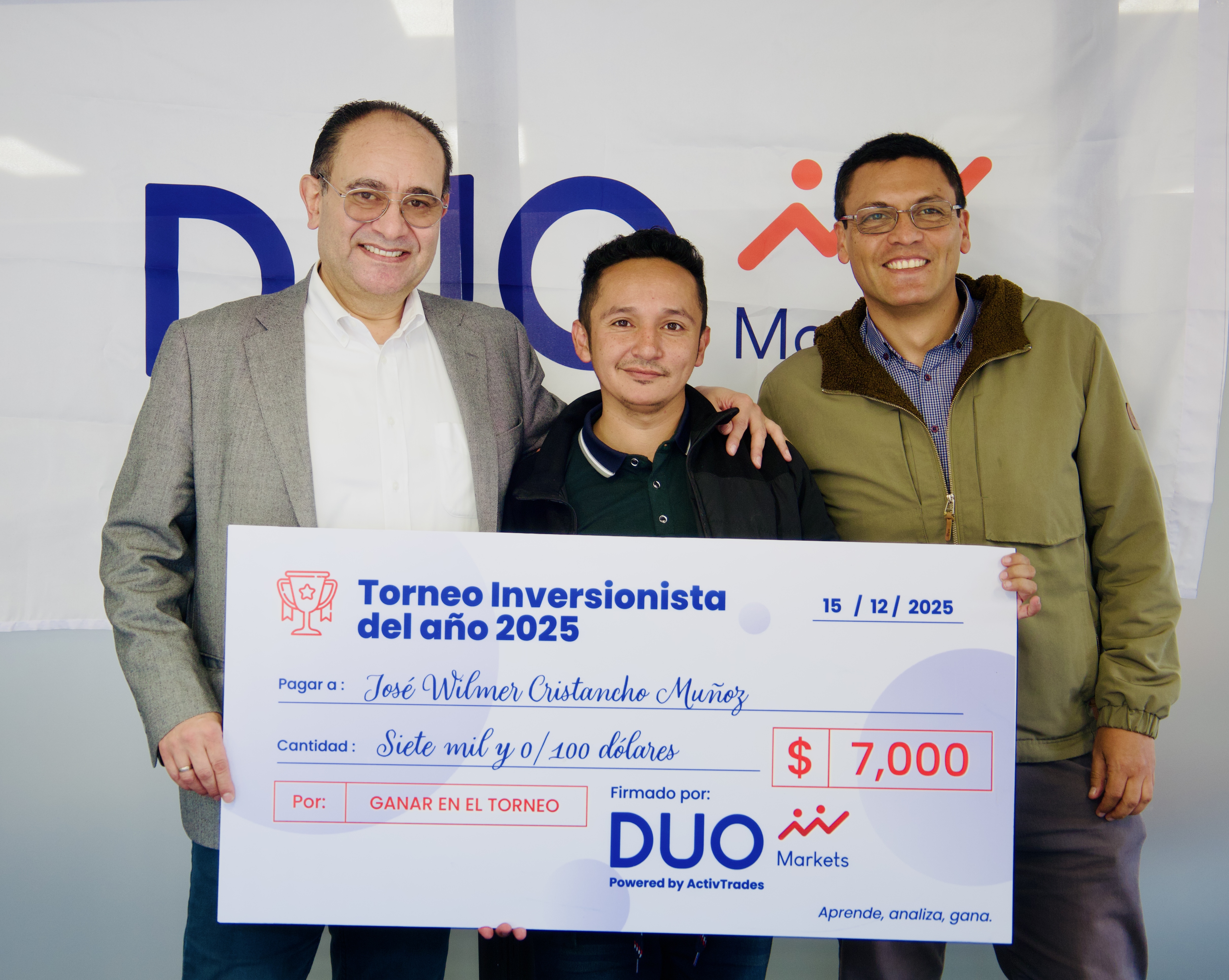Direcor y profesor de Utadeo con el ganador del torneo y el cheque ganador Direcor y profesor de Utadeo con el ganador del torneo y el cheque ganador