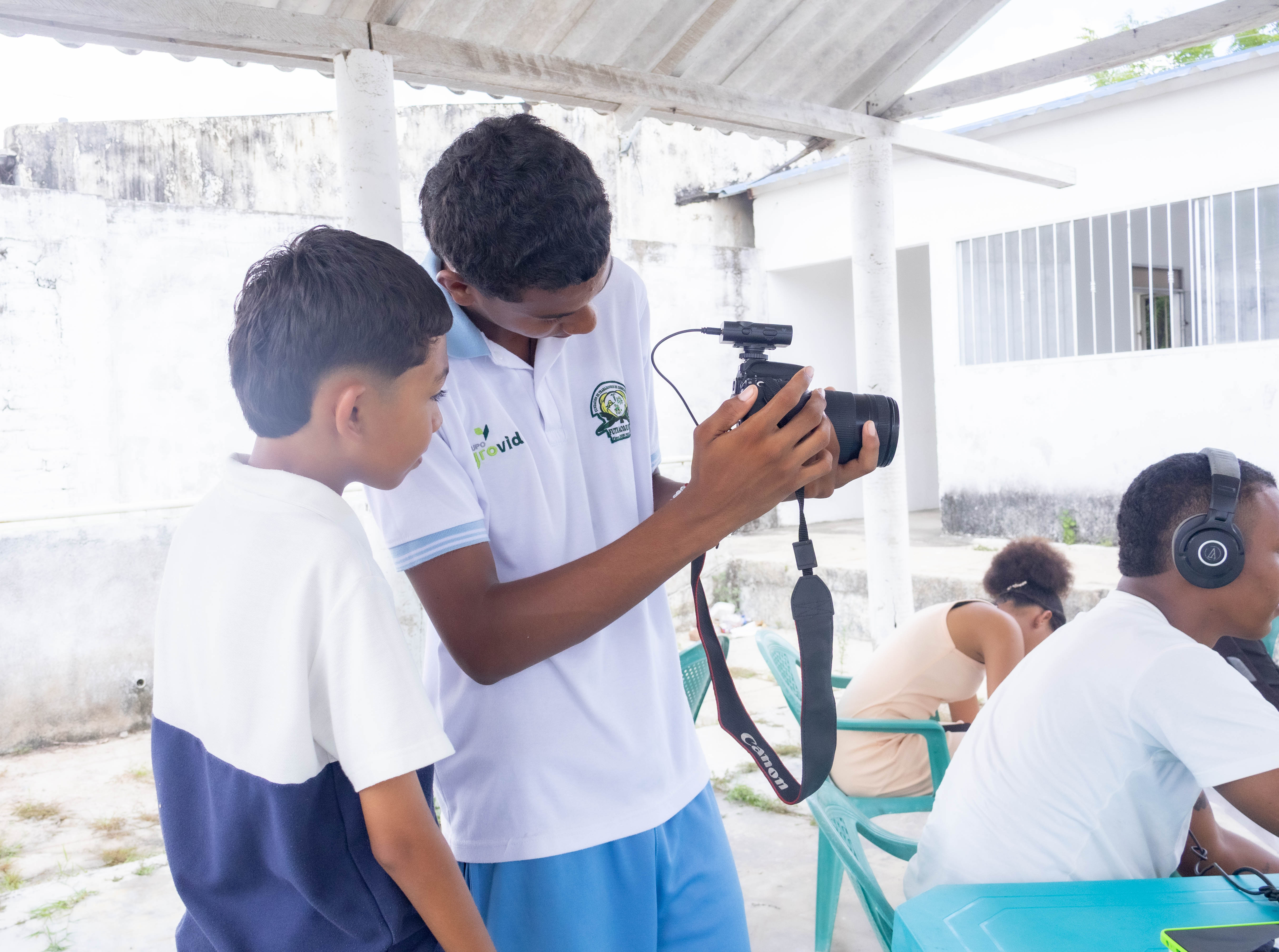 Tumaco, Nariño estudiantes de colegio aprendiendo de producción cultural en Tumaco