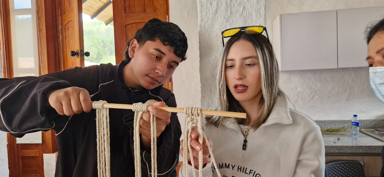 Dos estudiantes de Diseño Industrial haciendo macramé en Boyacá