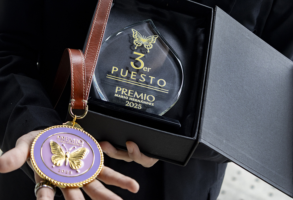 Bogotá Medalla y trofeo del Premio Mario Hernandez del egresado Cristian David Pinzon de la carrera de Diseño Grafico de la Utadeo