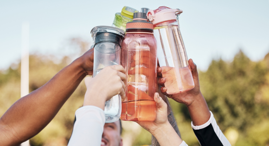 Termos y botellas reutilizables de plástico de varios estilos y colores
