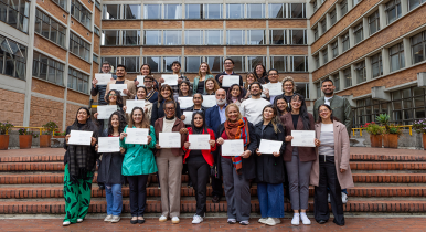 Grupo de participantes de ciudades latinoamericanas con su diploma en Utadeo