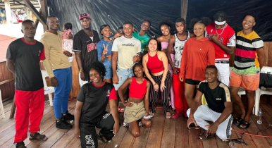 Hombres y mujeres de la comunidad afro posan para una foto, tras recibir formación en gestión cultural