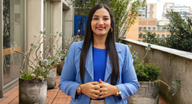 Diana Laverde, jefe de comunicaciones de Utadeo, posando frente a la cámara con sus manos entrelazadas