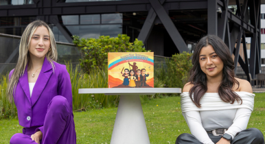 Camila Alejandra Rodríguez y Leidy Johanna Cely con su cartilla 'Pequeños Patriotas'.