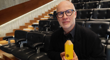 El publicista Juan Pablo Rocha con su premio Lápiz Amarillo