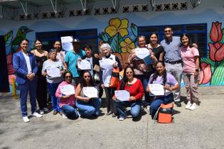 Grupo de mujeres acompañadas de tadeístas en Cali