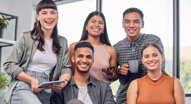 Grupo de estudiantes de Derecho  y abogados de diferentes campos 
