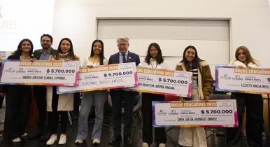 Estudiantes de diseño de Utadeo celebran sus medias becas