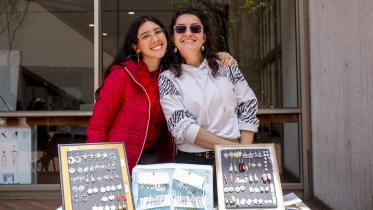Estudiantes de Utadeo con su emprendimiento
