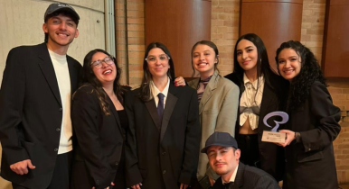 Grupo de estudiantes de Publicidad de Utadeo celebrando su Oro de los Premios El Boom
