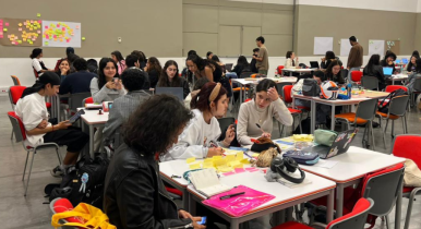 Estudiantes de Diseño Gráfico intervienen el centro de Bogotá en la Hackathon Entorno Centro Estudiantes de Diseño Gráfico trabajando durante la hackathon Entorno Centro