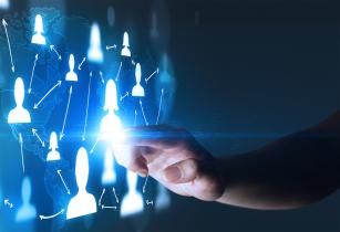 Una mano tocando una pantalla azul con íconos de hombres y mujeres interconectados.