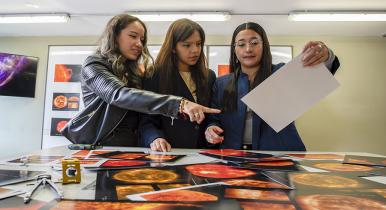 Tres estudiantes de Utadeo revisando resultados de semillero de investigación
