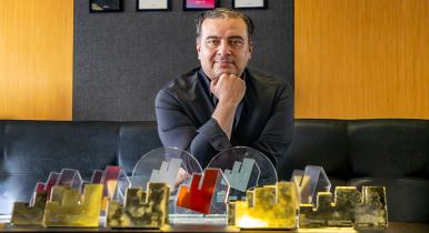 Jairo _Sojo con los reconocimientos 