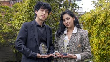 Los tadeístas Laura Flórez y Cristian Pinzón con sus premios Mario Hernández
