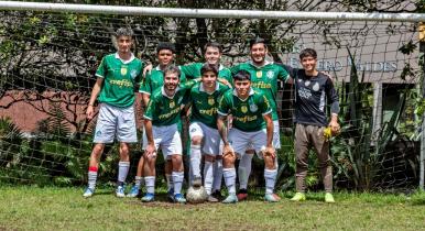 Equipo de futbol de Utadeo reunido en la cancha principal