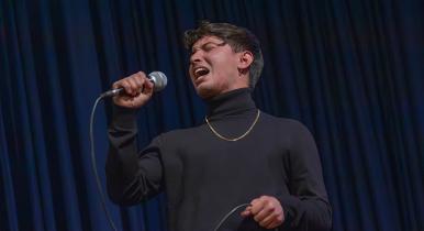 El ganador del Encuentro de Intérpretes de Utadeo cantando