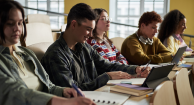 Bogotá, Colombia Grupo de jóvenes estudiando