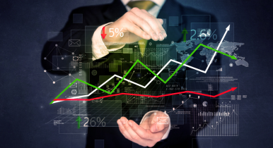 Las manos de un hombre rodean por arriba y abajo un gráfico económico.