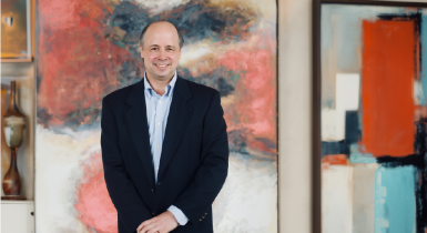 Francisco José Lloreda Mera, nuevo rector de Utadeo, sonriendo en una foto retrato