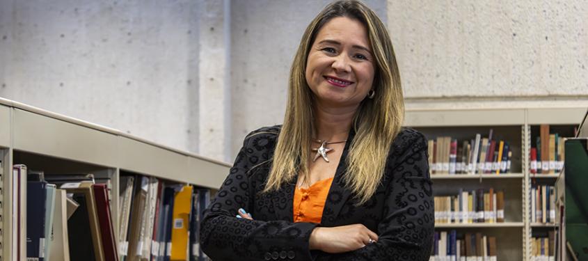 La docente Denisse Grandas de Utadeo en la biblioteca 