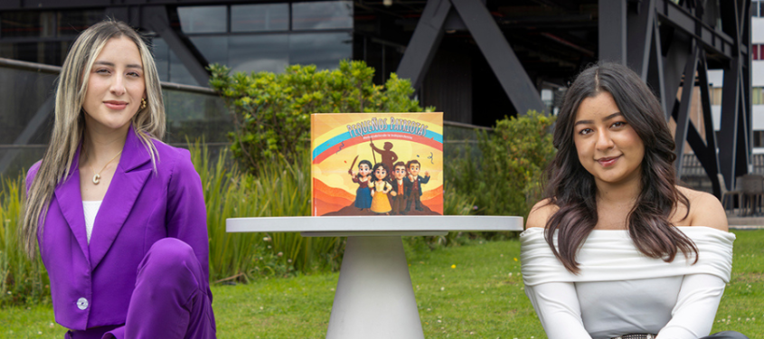 Camila Alejandra Rodríguez y Leidy Johanna Cely con su cartilla 'Pequeños Patriotas'.