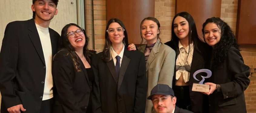 Grupo de estudiantes de Publicidad de Utadeo celebrando su Oro de los Premios El Boom