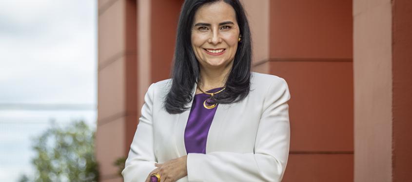 La profesora Viviana Díaz en la terraza del 7A de Utadeo