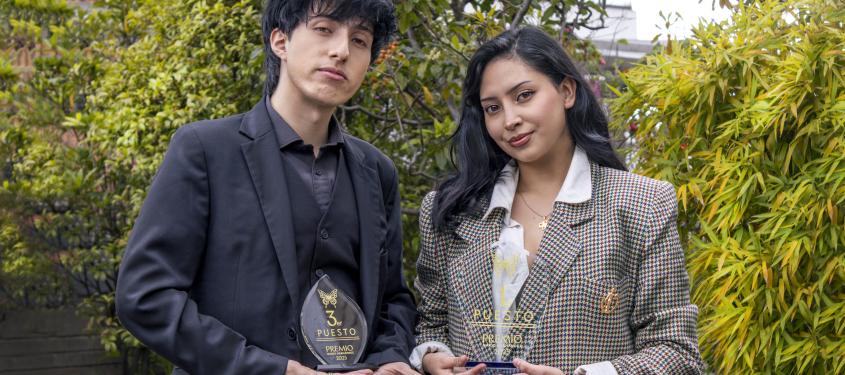 Los tadeístas Laura Flórez y Cristian Pinzón con sus premios Mario Hernández