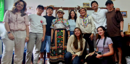 estudiantes con mujeres bordadoras de Velez