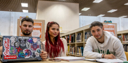 foto de estudiantes tadeístas en la biblioteca de Utadeo