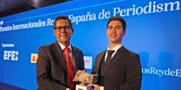 Profesor Óscar parra con el premio Rey de España.