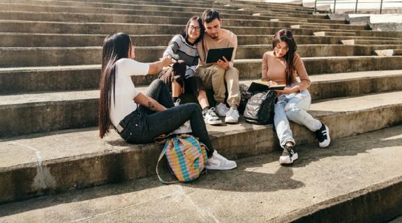 grupo de estudiantes universitarios sentados en unas gradas