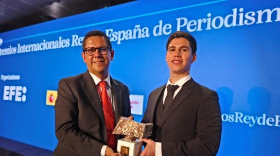 Profesor Óscar parra con el premio Rey de España.