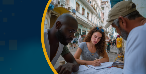 Imagen de tres personas revisando apuntes de estudio