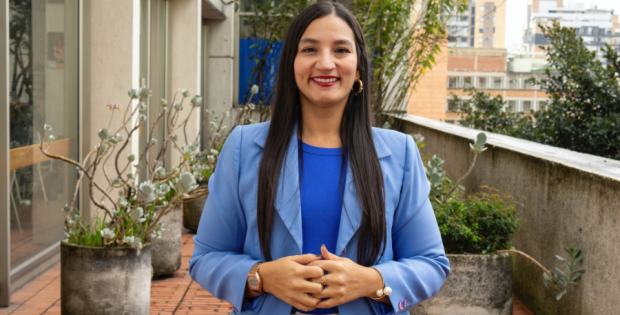 Diana Laverde, jefe de comunicaciones de Utadeo, posando frente a la cámara con sus manos entrelazadas