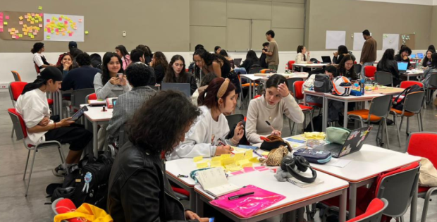 Estudiantes de Diseño Gráfico trabajando durante la hackathon Entorno Centro