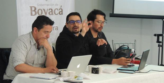 El profesor Alberto Tamayo junto a Rosmael García en la presentación de los documentos técnicos