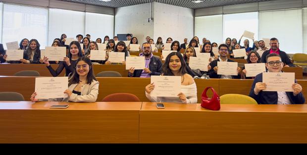 Los 51 estudiantes reconocidos con las Becas Excelencia posan con sus diplomas