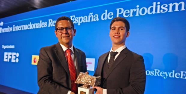 Profesor Óscar parra con el premio Rey de España.