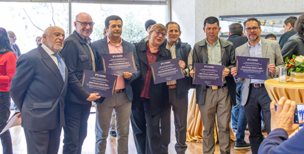 Grupo de profesores de cátedra reconocidos por 20 años de trabajo en Utadeo