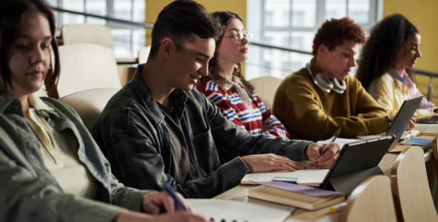 Grupo de jóvenes estudiando