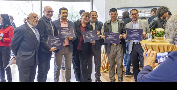 Grupo de profesores de cátedra reconocidos por 20 años de trabajo en Utadeo